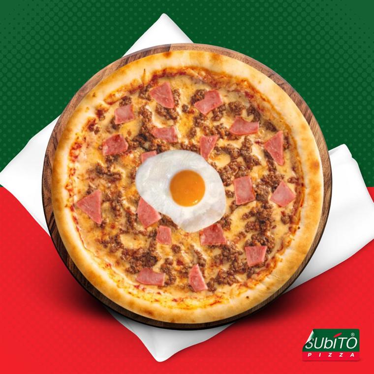 La Pizza Subito, notre recette signature : sauce tomate, fromage, viande hachée, chorizo, oeuf, oignons
